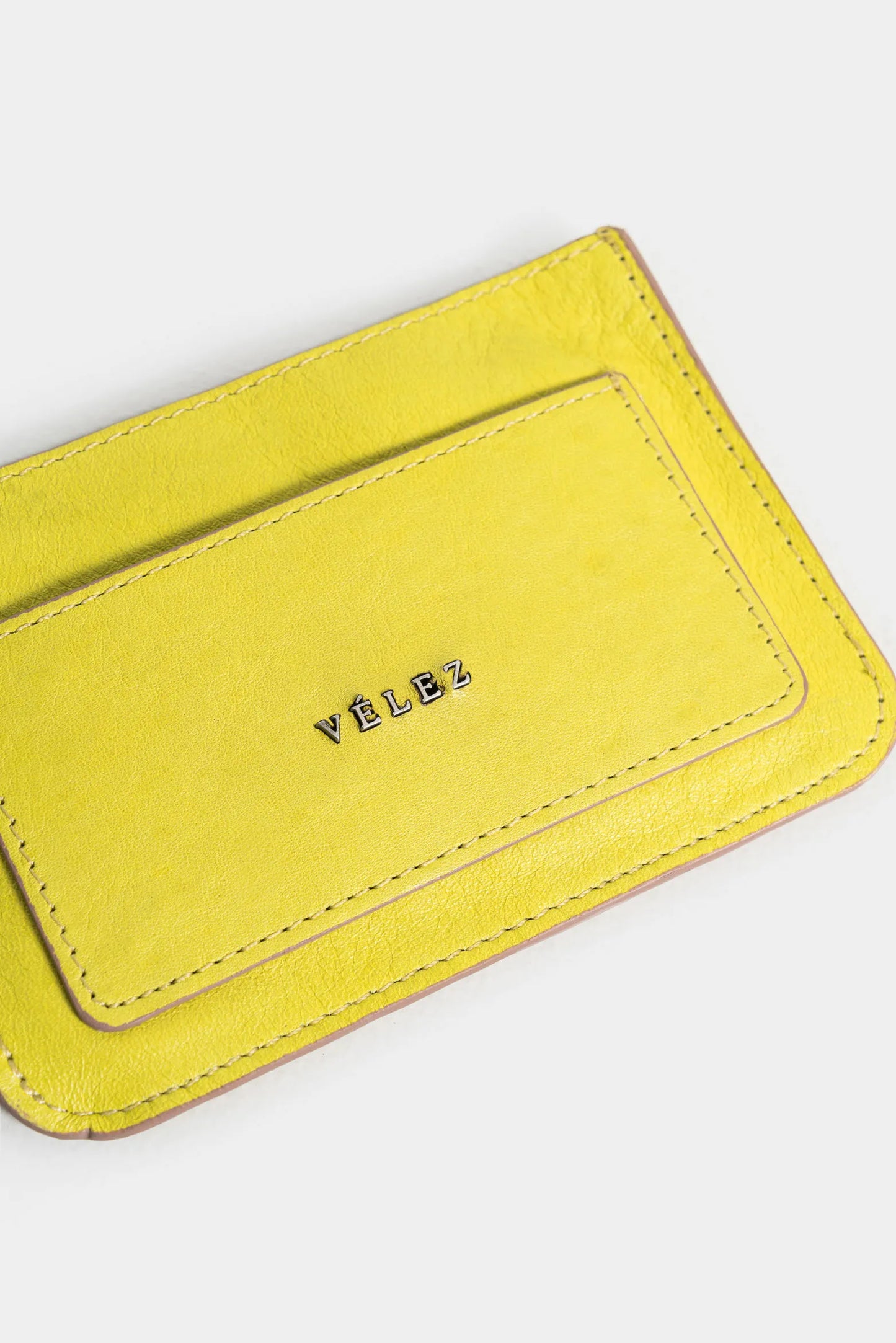 Porta tarjetas haute de cuero liso para mujer tinta en contraste